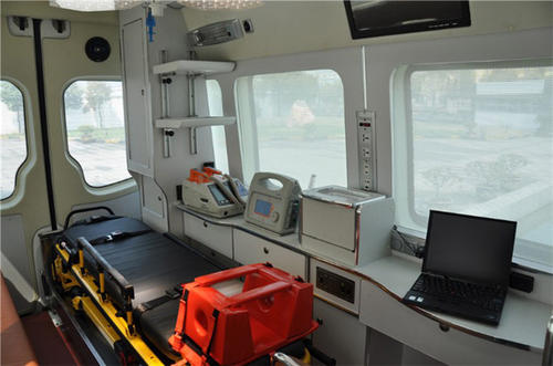 五峰救护车内部